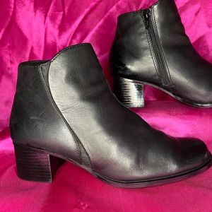 BASS 7 1/2 Wide REAL LEATHER BLACK NEVADA BOOTIES 2in Blocked Heels